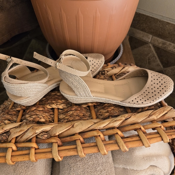 Women's Beige Espadrille Flats By Kelly & Katie Size 8 EUC!! - Picture 3 of 5